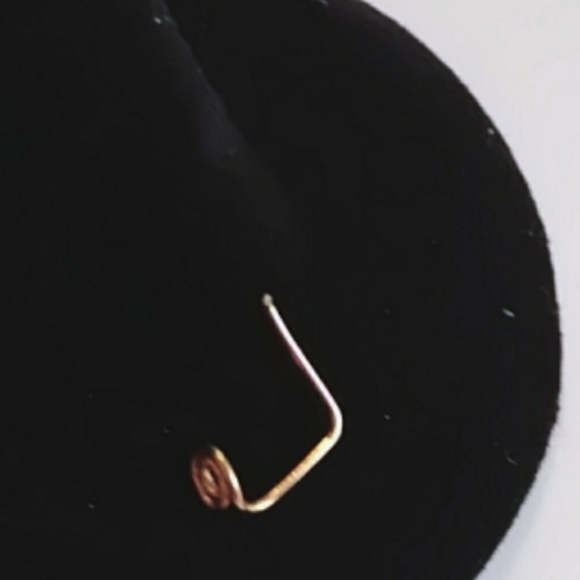 14k gold loops L shape stud nose ring - Picture 3 of 3
